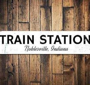 KSFEITING Retro Metal Tin Sign Novelty Train Station for Train Lover Train Station Decor Railroad Train Enthusiast Sign Exterior Home Cave Garage bar Wall Decoration Vintage...